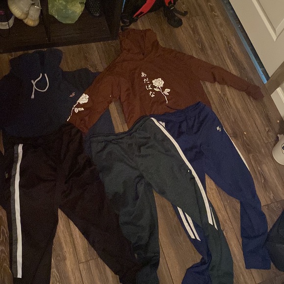 Selling a variety of brands. -Abercrombie, - Hollister, - Champion , - Old Navy, - Picture 3 of 12